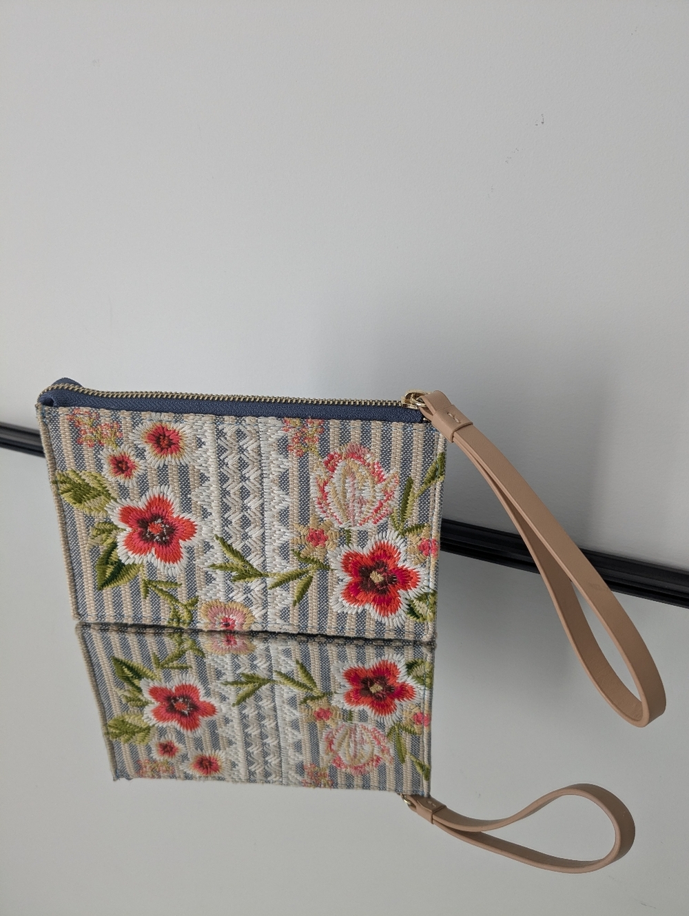 Spartina 449 - Floral Wristlet - Picture 2 of 10